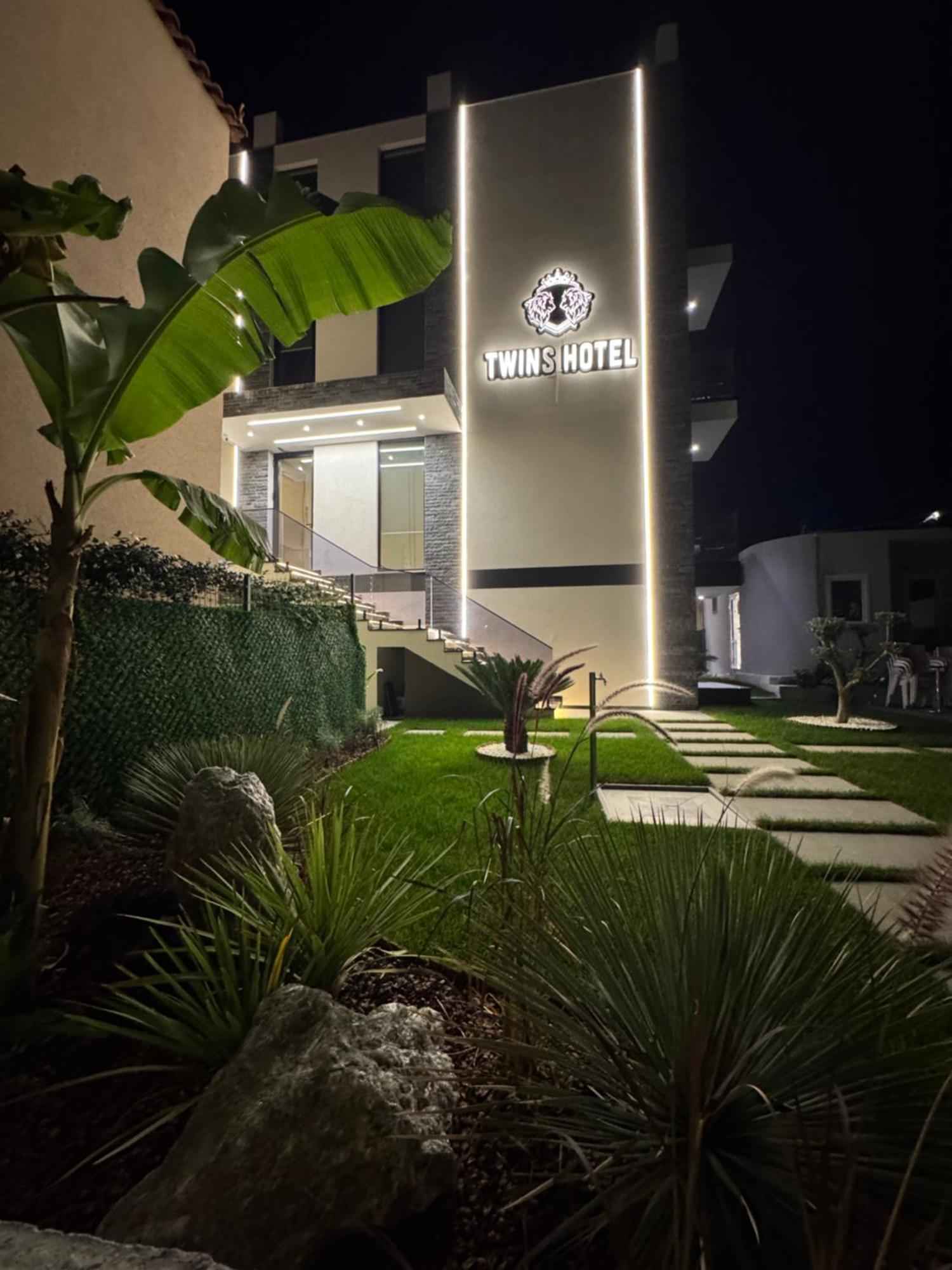 Twins Hotel วญอเรอ ภายนอก รูปภาพ
